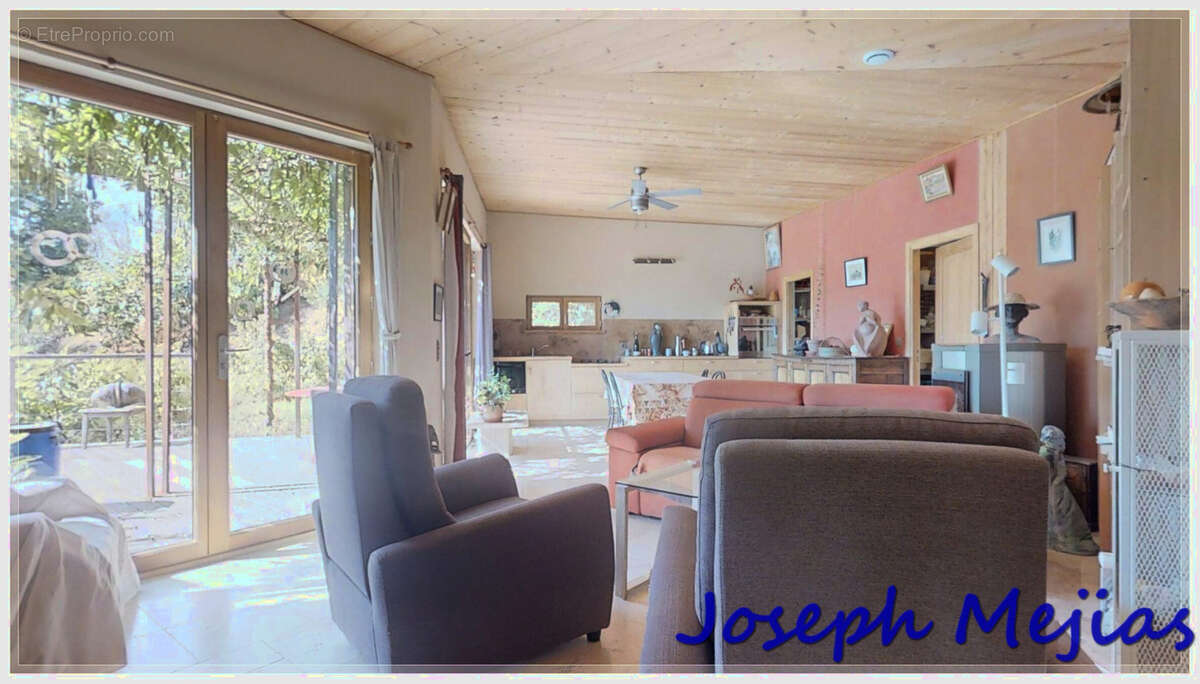 Maison à SAINT-ETIENNE-DE-SERRE