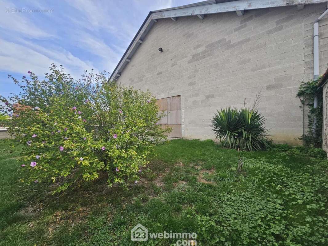 Erigée sur un terrain entièrement clos - Maison à PONTAVERT