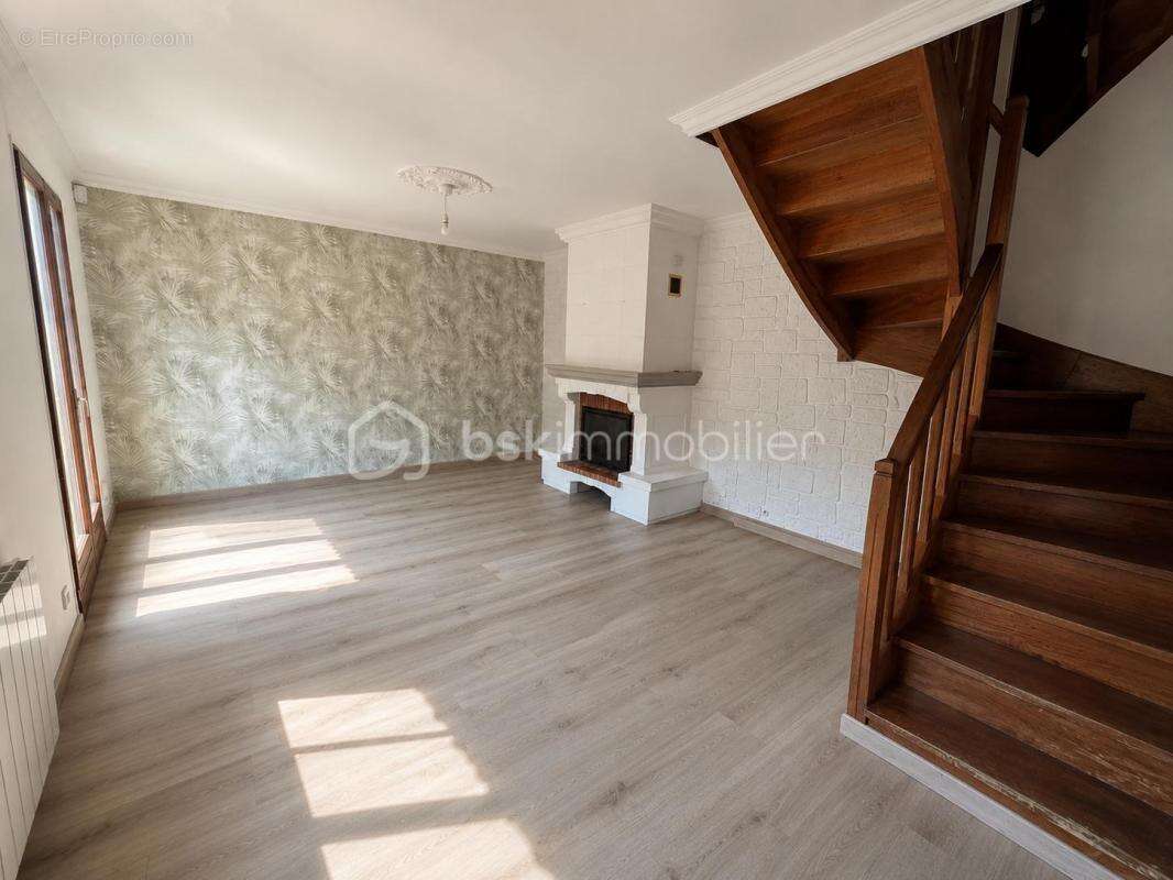 MAISON F5  4 Chambres -ROISSY EN BRIE- Combles Aménagés- Jardin -Garage - Centre Ville - photo 2