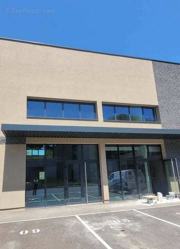 Façade - Commerce à POISY