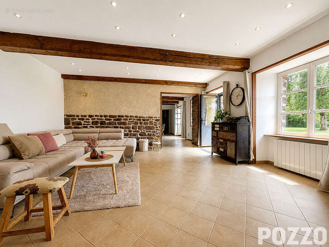 Maison en pierres à Saint Planchers 6 pièces de 120 m2 avec dépendances - photo 3