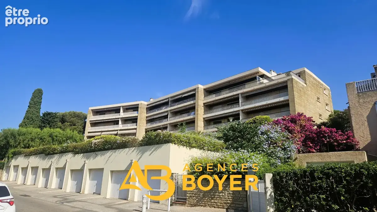 Appartement T4/5 Au coeur du village de BANDOL dans résidence sécurisée avec ascenseur. - photo 10