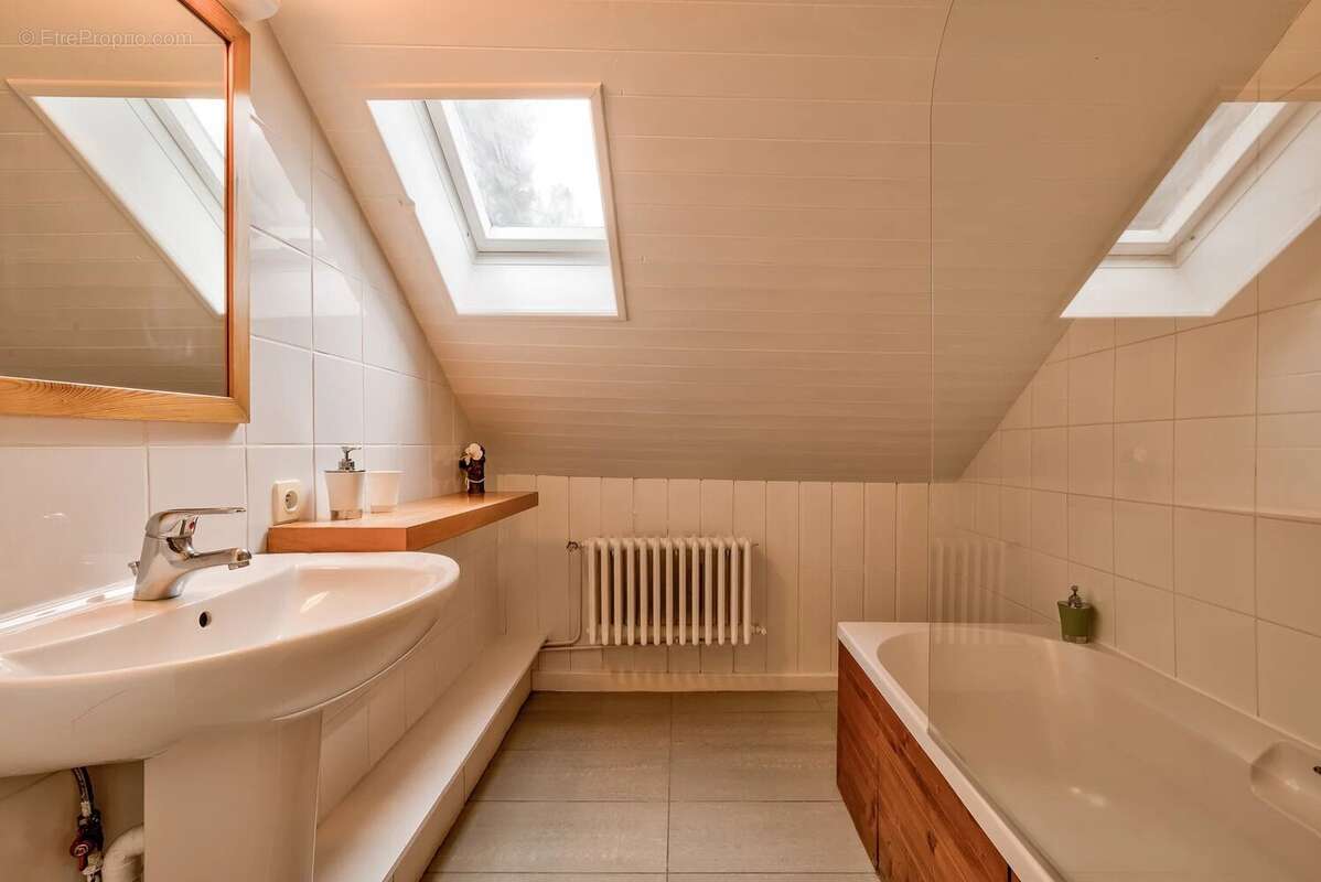 CHAMONIX - Grand chalet avec 9 chambres et beaucoup de potentiel - photo 21