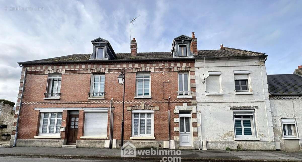 Ensemble immobilier d'une surface habitable de 218 m² comprenant 3 biens