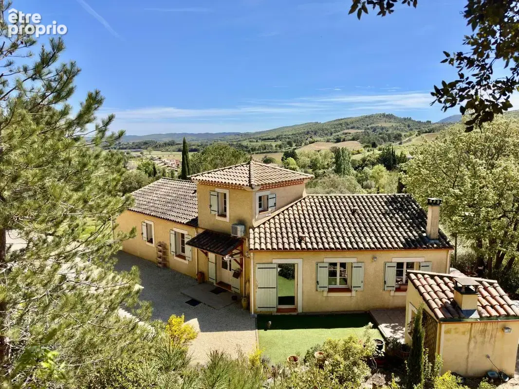 Villa sur terrain boisé avec dépendances + piscine - photo 4