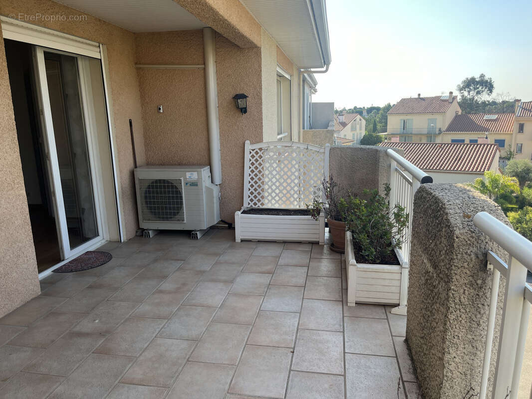 Grand Appartement T4 de 106 m2 avec Terrasse, Vue Montagnes et 2 Parkings - photo 4