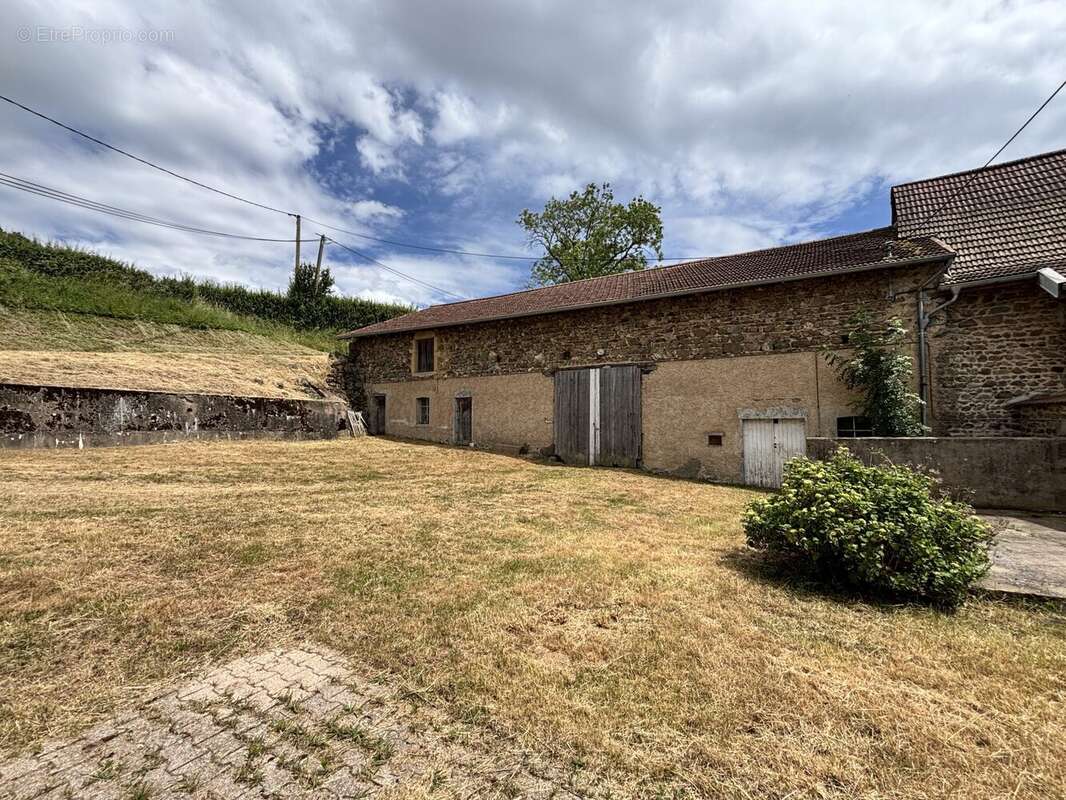 Maison 118 m² à Saint-Bonnet-Des-Bruyeres  - photo 2
