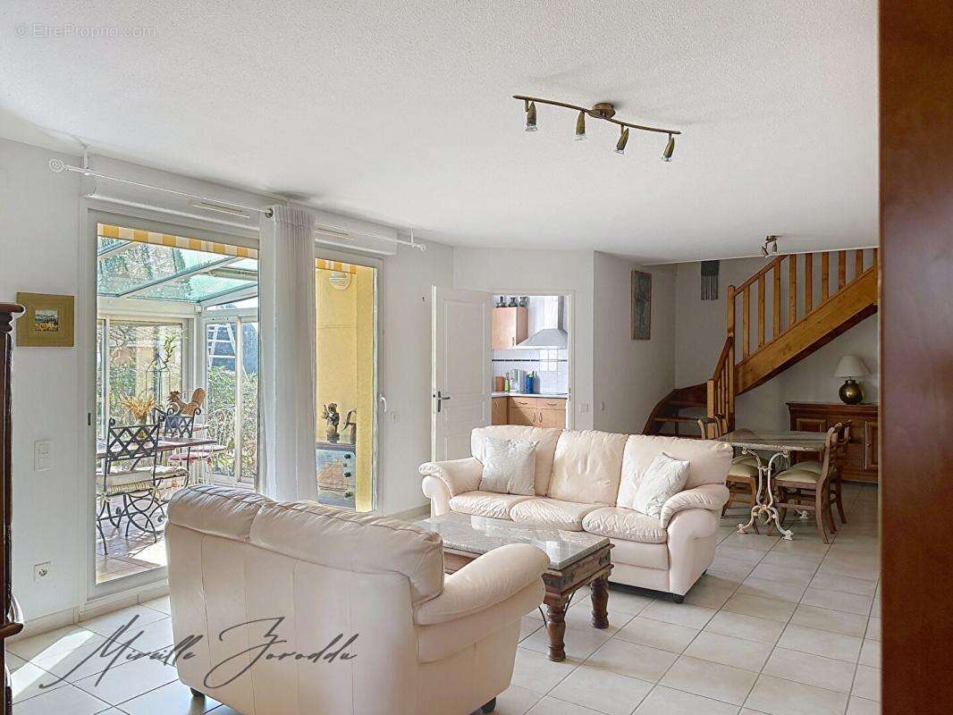 Maison à JONQUIERES-SAINT-VINCENT