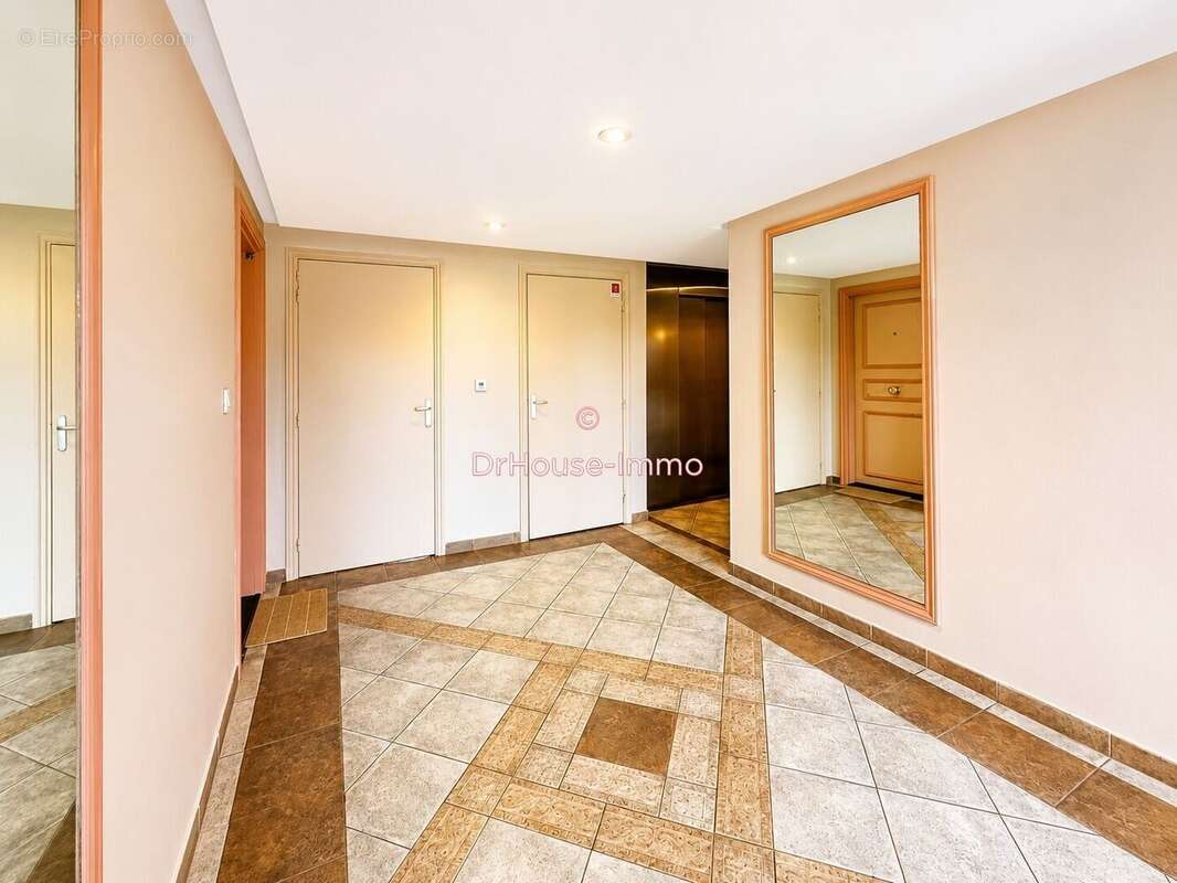 Appartement à SAINT-LAURENT-DU-VAR
