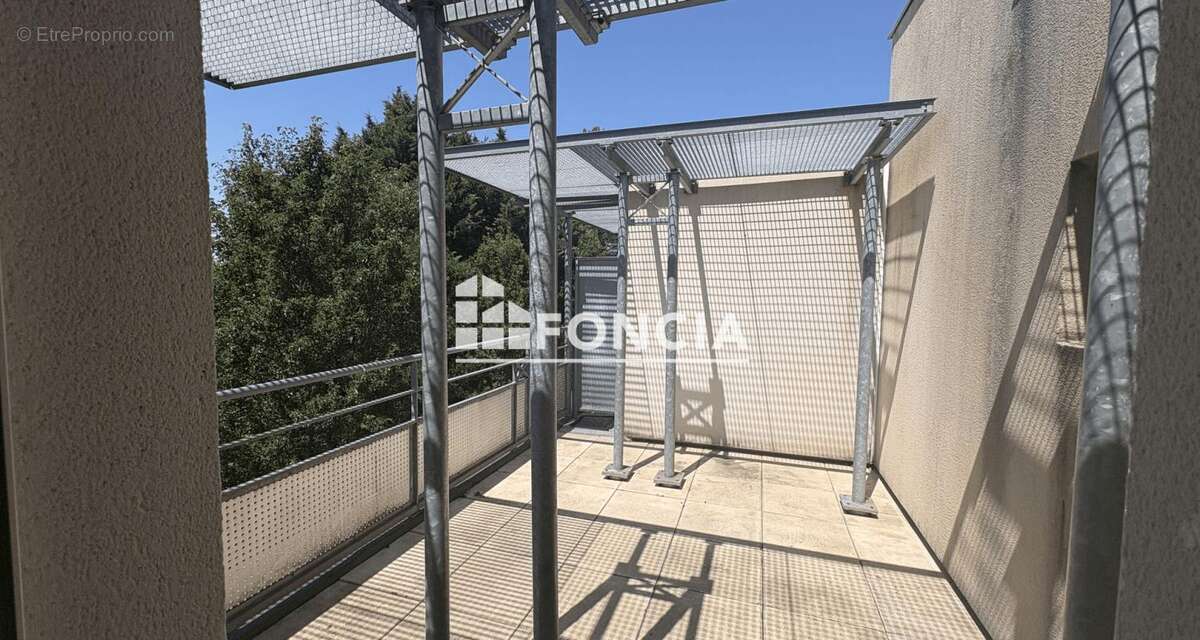T3 dernier étage avec ascenseur et 2 places de parking - photo 2