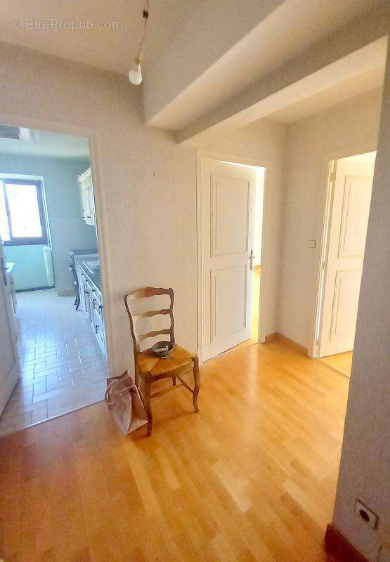 Appartement T4 lumineux de 80 m² – Plein centre-ville de Mayenne avec garage et cave - photo 3