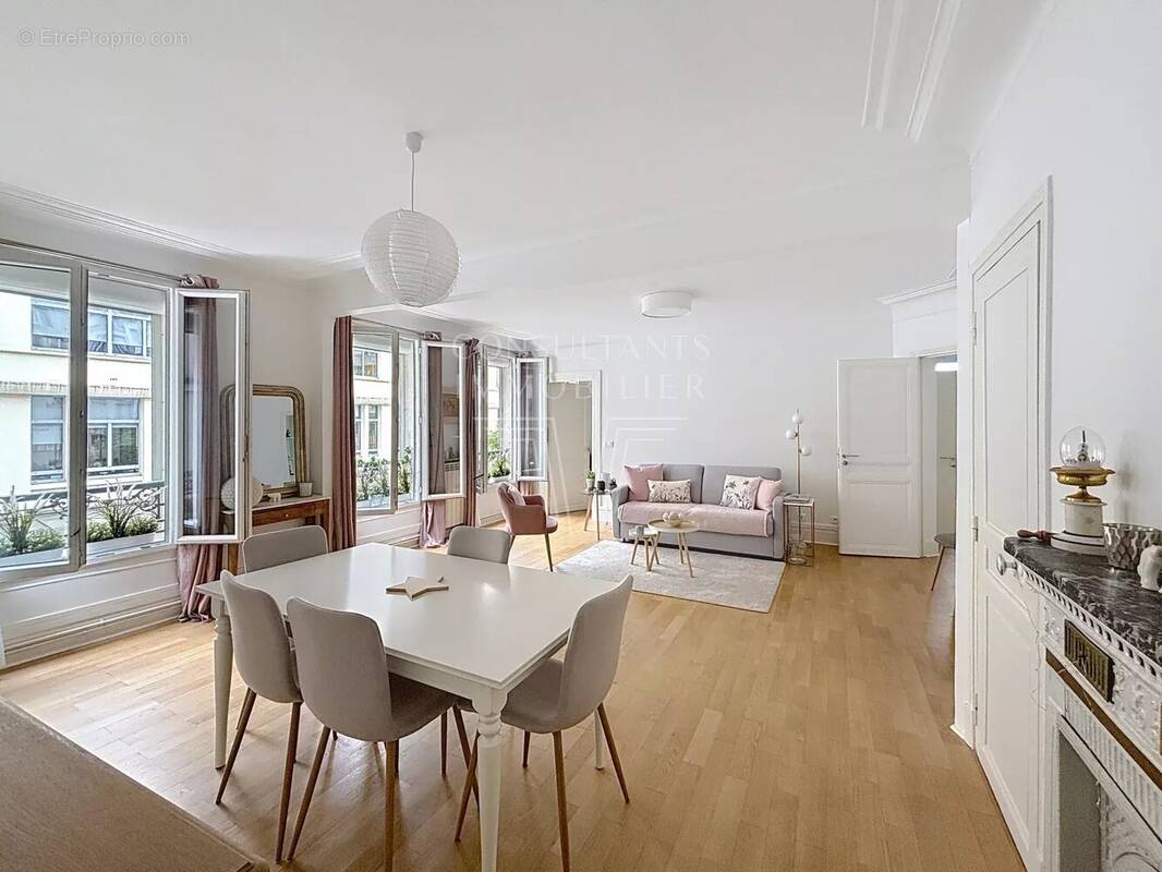 Appartement à PARIS-17E