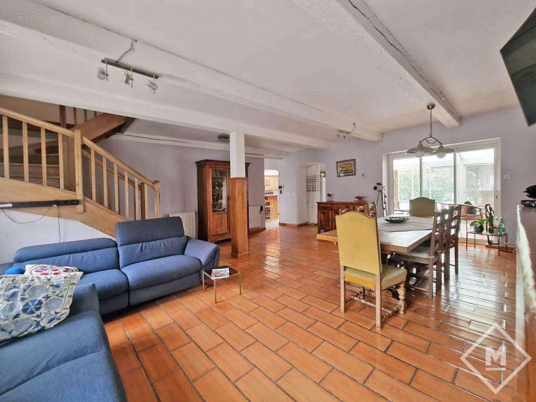 Maison familiale de 282 m² avec piscine, dépendances et fort potentiel 13013 - photo 8