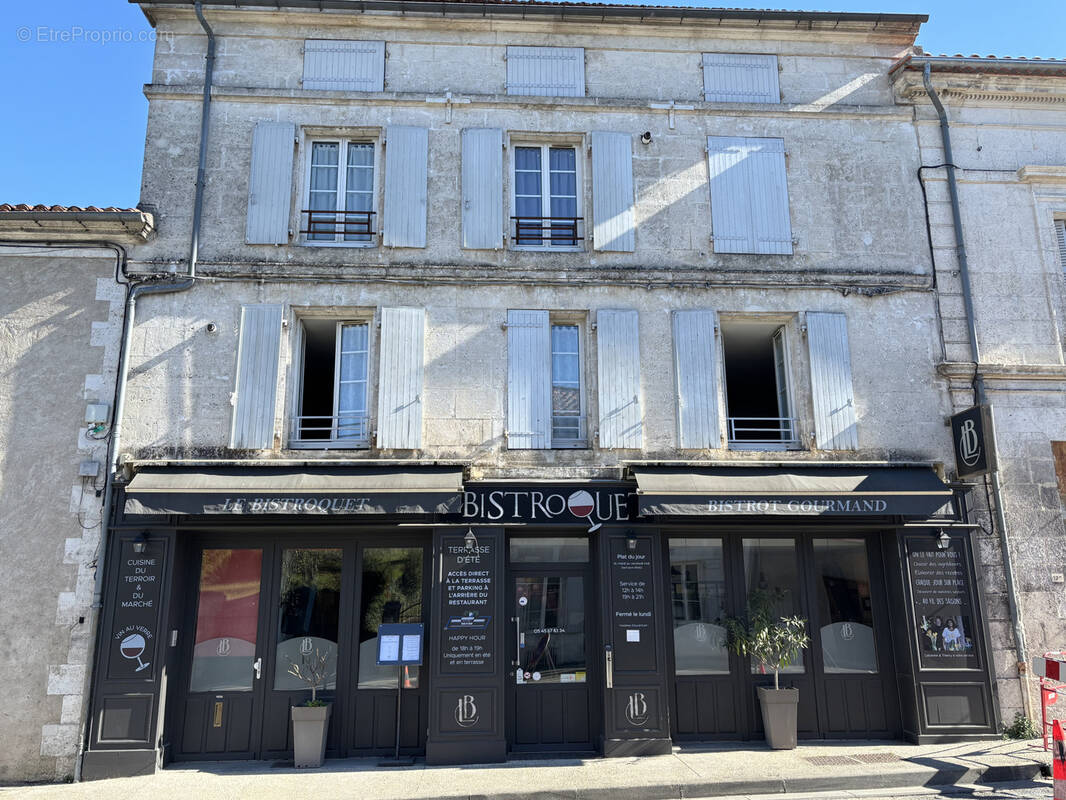 Appartement à MONTMOREAU-SAINT-CYBARD