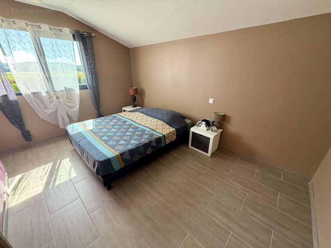 Maison contemporaine de plain-pied de 155m2 habitables avec dépendances sur un terrain de 2 839m2 clos - photo 7