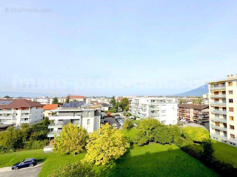 Appartement_T4_Transformé_en_T3_Annemasse_Genève_Ceva_tramway_Suisse_investissement_famille_lumineux_proche_commodité_Séjour_cuisine_séparée_équipée_chambre_salle_de_bains_balcon_vue_ - Appartement à ANNEMASSE