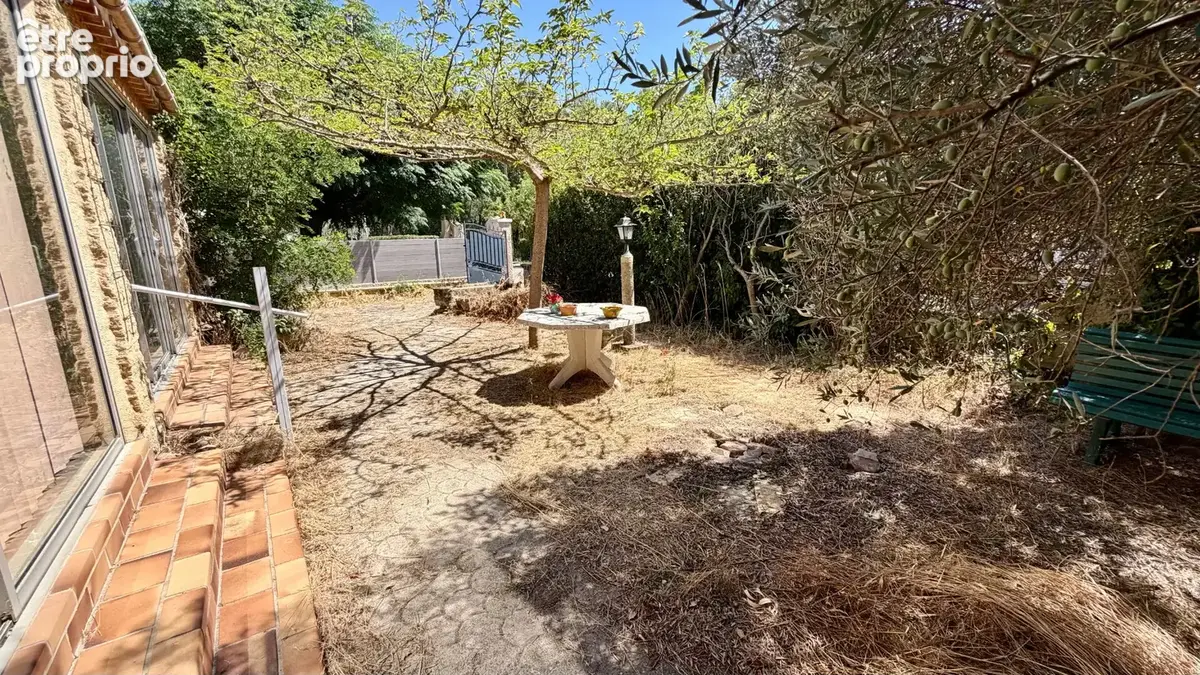 Maison de plain pied sur 428 m² de jardin clos et arboré. - photo 17