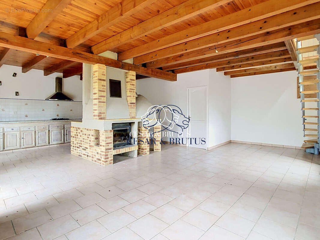 Maison 116 m² à Saint-Pierre-Le-Vieux  - photo 3