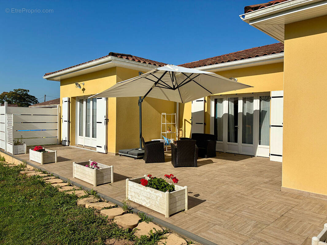 Maison à SAINT-ETIENNE-DE-FOUGERES