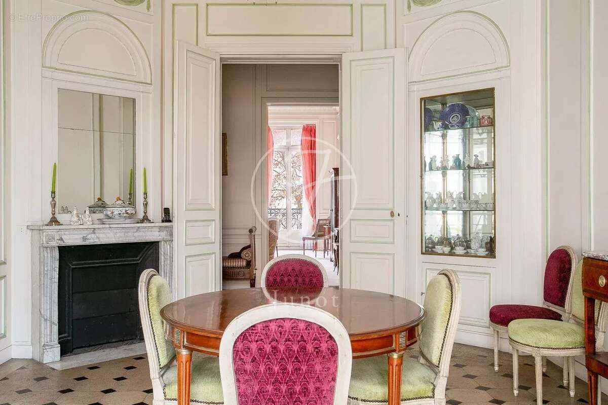 Appartement à PARIS-16E