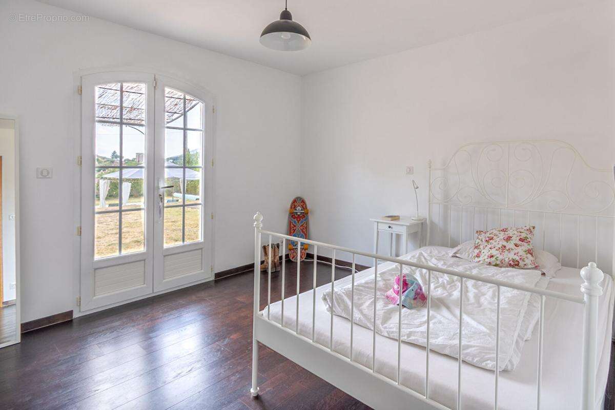Collobrières  Maison de 146 m²  4 chambres  Terrain de 2 890 m²  Piscine - photo 10