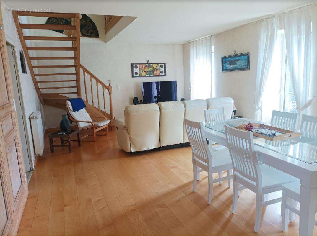 Maison à CHATEAUNEUF-DU-FAOU