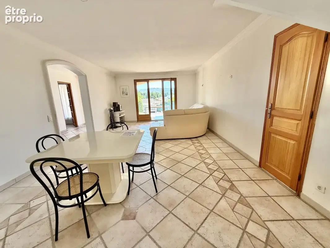 Villa mitoyenne d'un cote avec appartement independant - photo 7