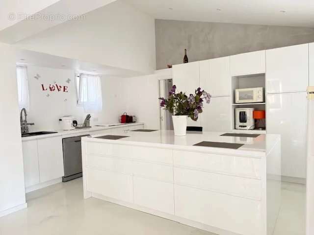 Maison avec garage – Terrain de 1 181 m² – Quartier résidentiel recherché – Sainte-Anastasie-sur-Issole - photo 4
