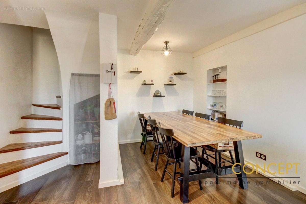 Maison à CHATEAUNEUF-VILLEVIEILLE