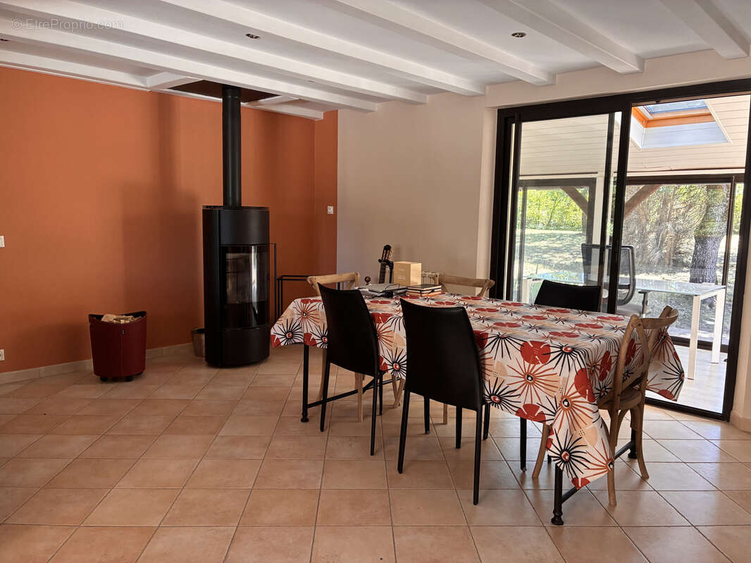 Maison de plain-pied de 156 m2 avec piscine, garage et terrain arboré - photo 4