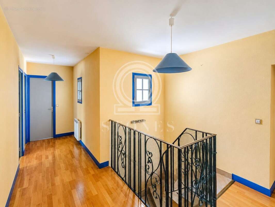 Maison 181 m² à La Celle-Saint-Cloud  - photo 9