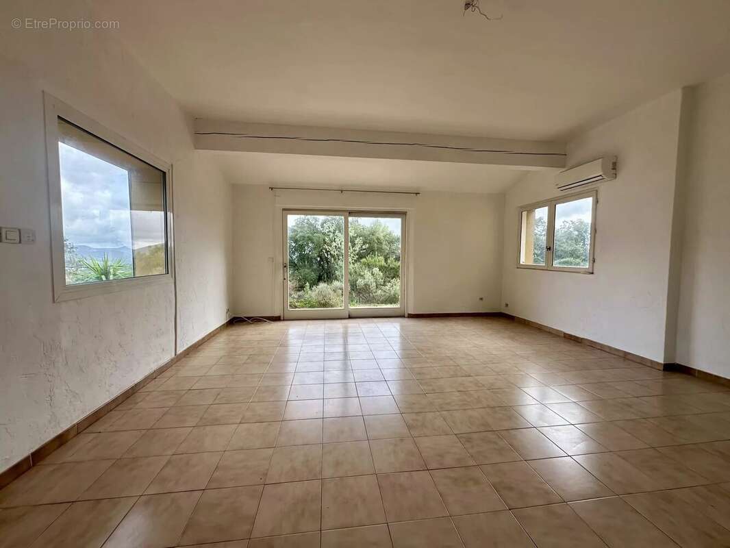 Maison à PLAN-DE-LA-TOUR