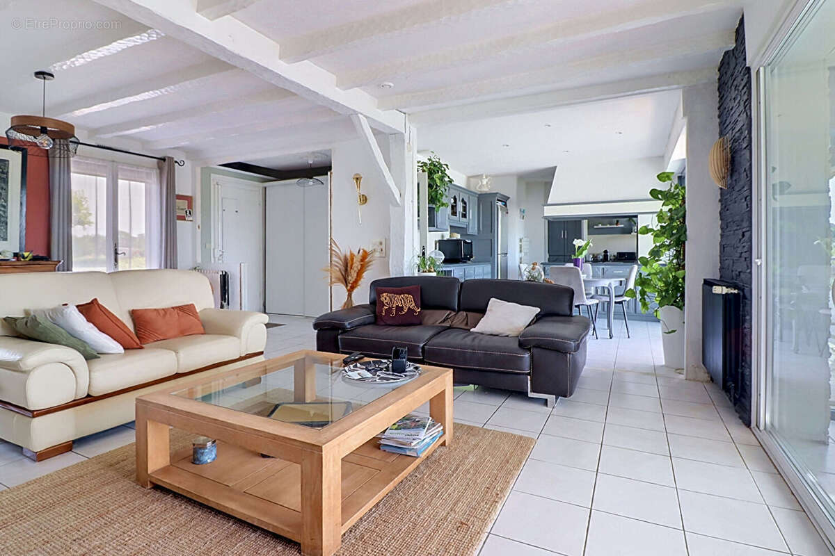 Maison avec piscine, sous-sol intégral et vue dégagée sur l'eau Esnandes 5 pièce(s) 115 m2 - photo 2