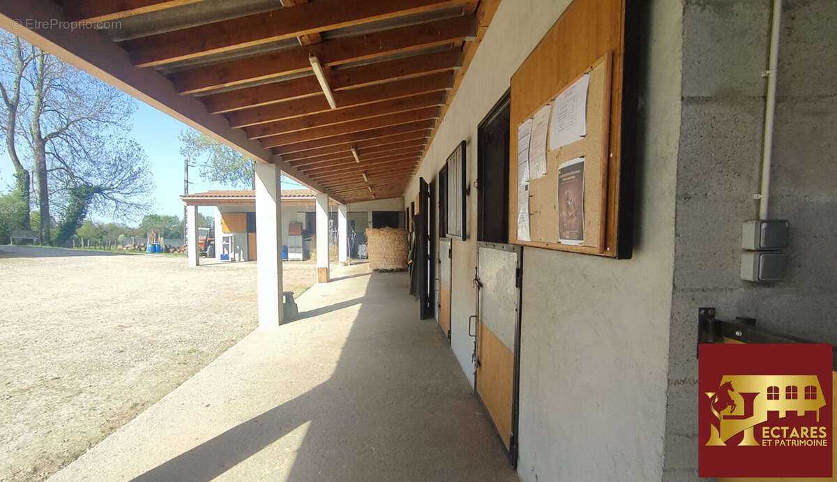 Maison à LA CHAPELLE-DE-LA-TOUR