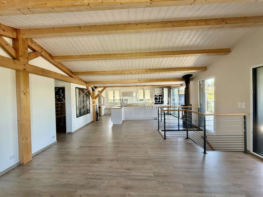 Vue exceptionnelle sur le plan d'eau et l'église   Propriété de 4 chambres au cœur de Talmont-Saint-Hilaire - photo 4