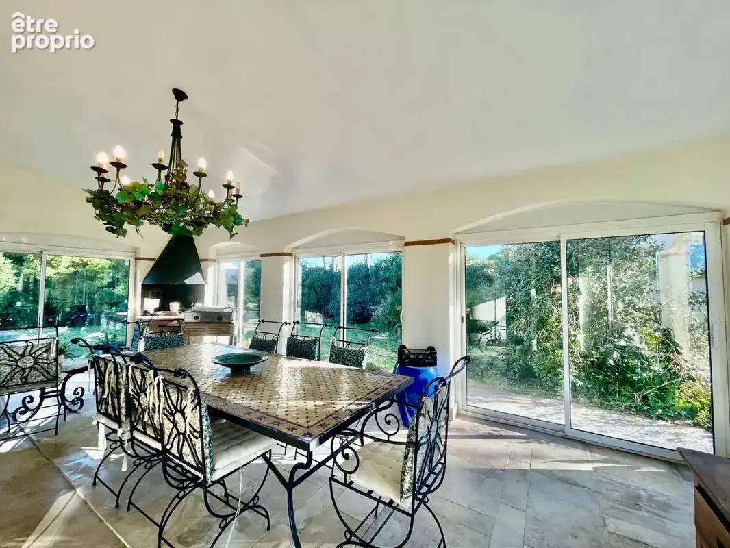 Villa d'architecte F7 360m² utiles sur une parcelle de 4306m². - photo 7