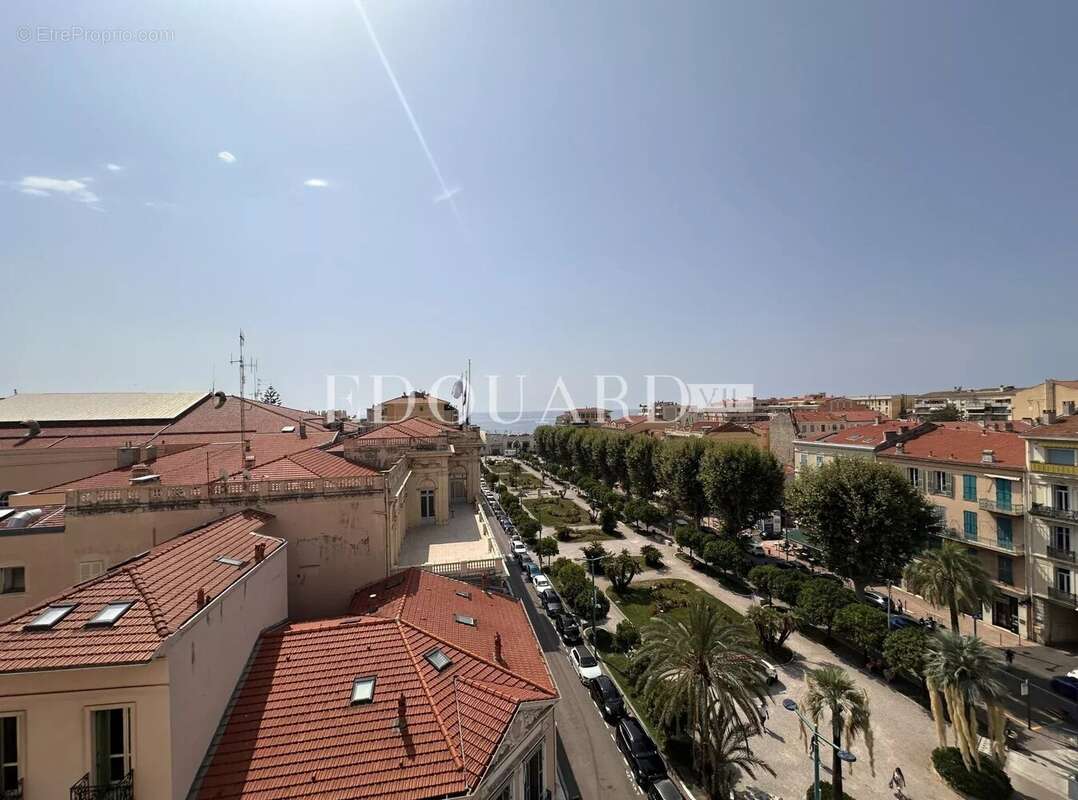 Vaste trois pièces à vendre avec belle vue sur la ville jusqu’à la mer, en plein centre de Menton - photo 2