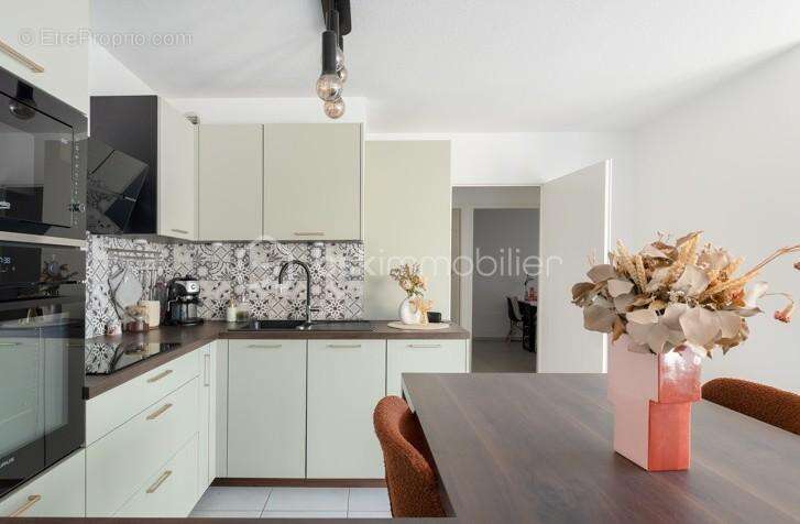 Superbe T3 récent avec terrasse, dernier étage et 2 parkings ! - photo 2