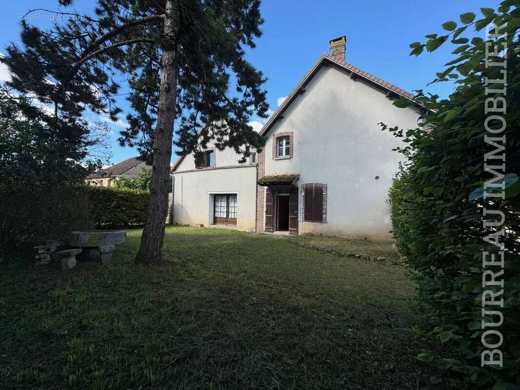 Maison à LA CELLE-SAINT-CYR