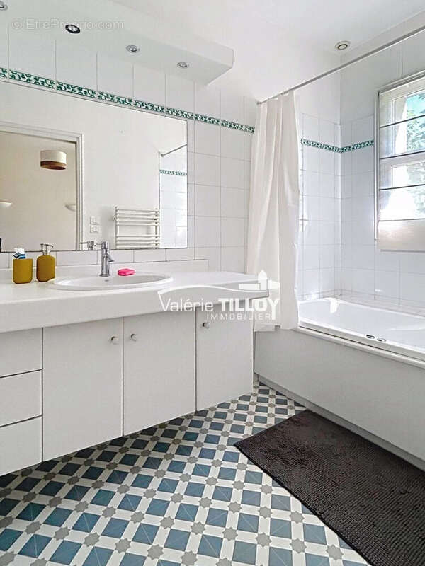 Maison familiale de 210 m² avec suite parentale de plain-pied, sous-sol total et jardin plein sud en hyper-centre de Bruz - photo 10