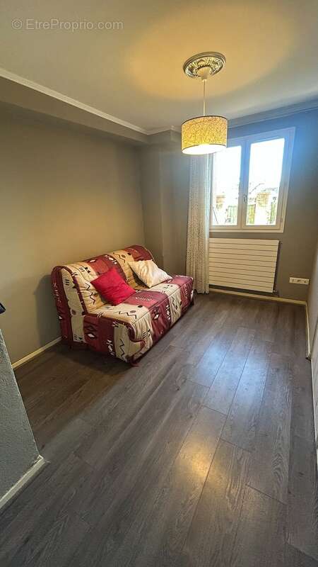 Chambre 2 avec placards - Appartement à CRANVES-SALES