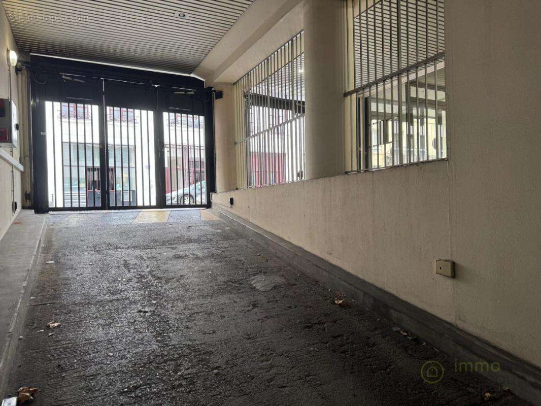 Parking à PARIS-17E
