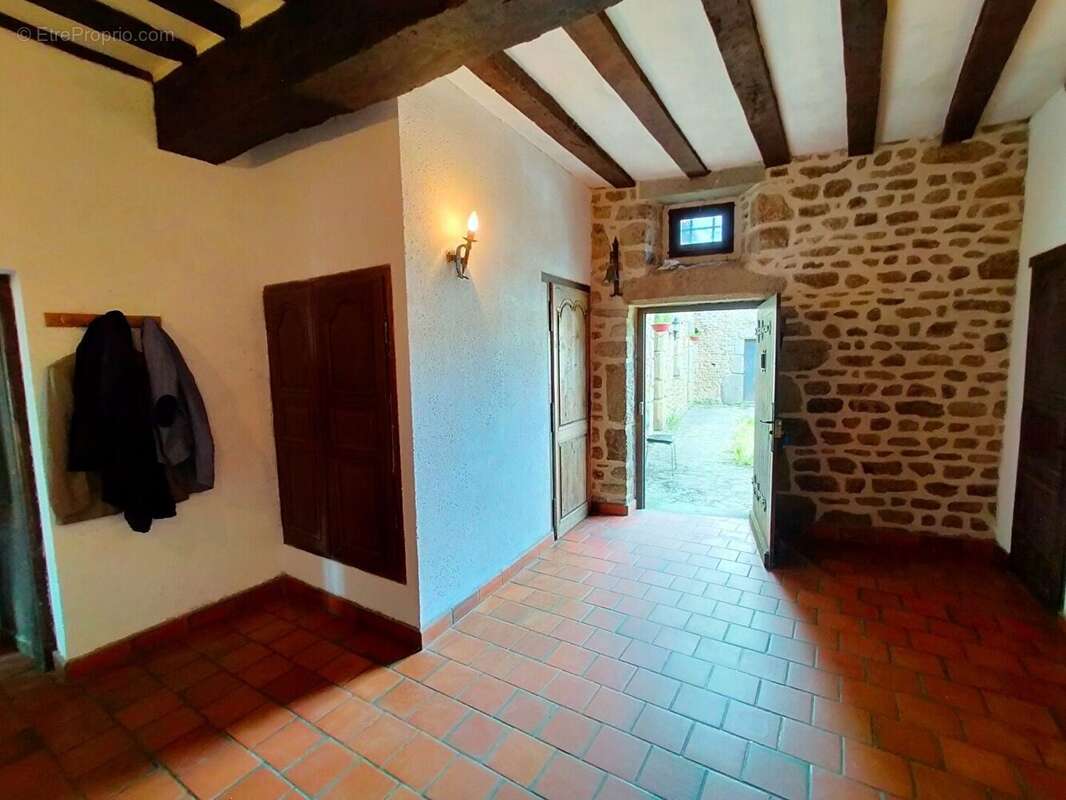 maison à vendre Courcité entrée
