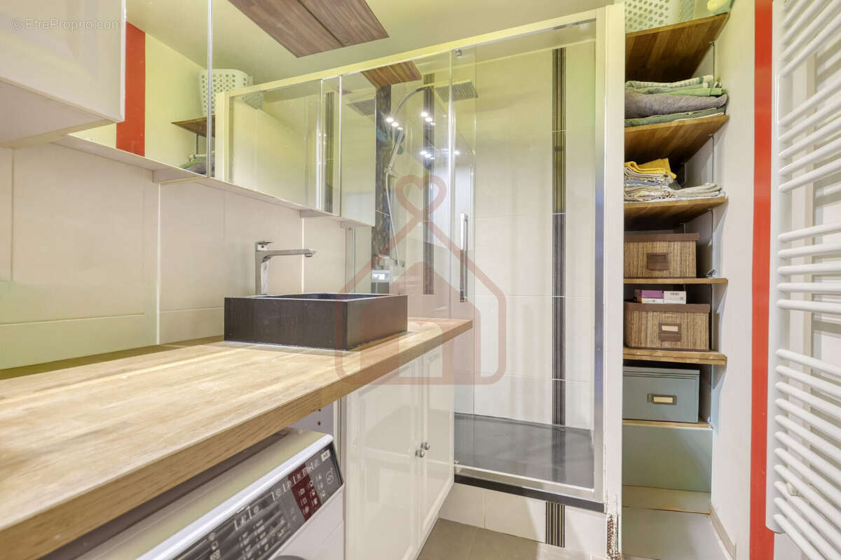 SALLE D'EAU - Appartement à VILLEJUIF