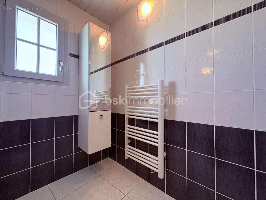 Maison récente 2 chambres avec extérieur – centre-bourg de cozes - photo 9