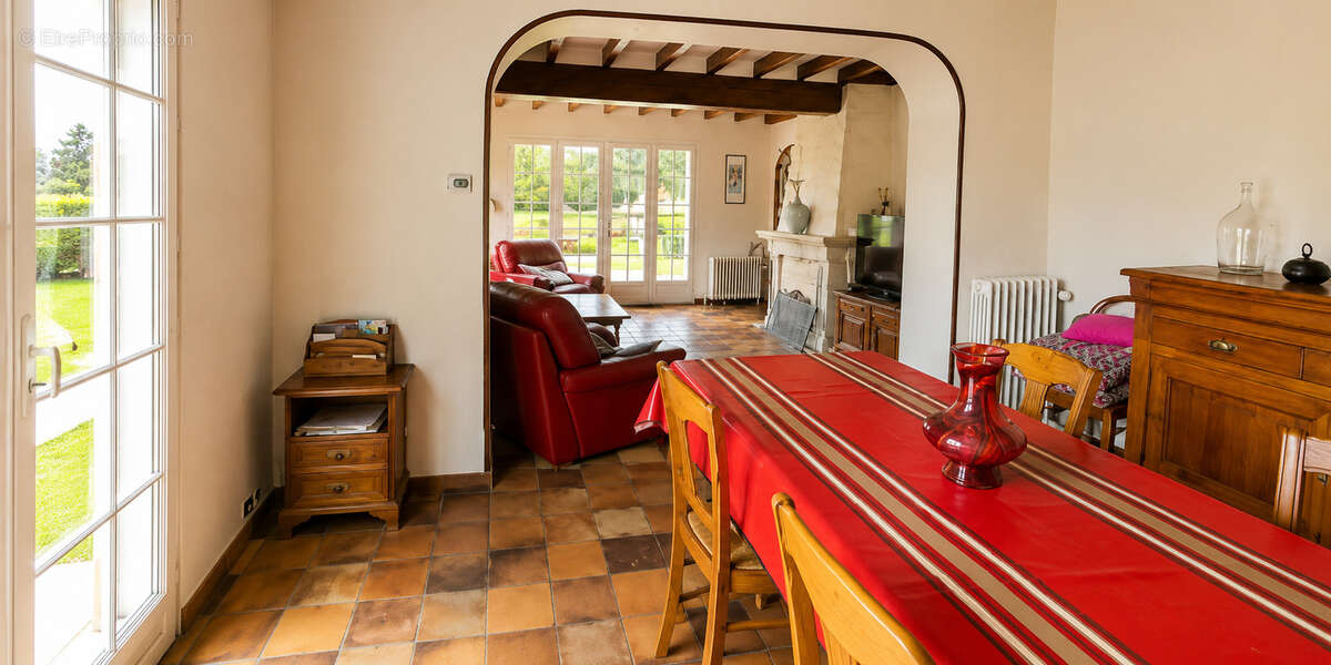 Authentique maison en pierre avec 4 chambres, dépendances et terrain de 2 207 m2 - photo 4