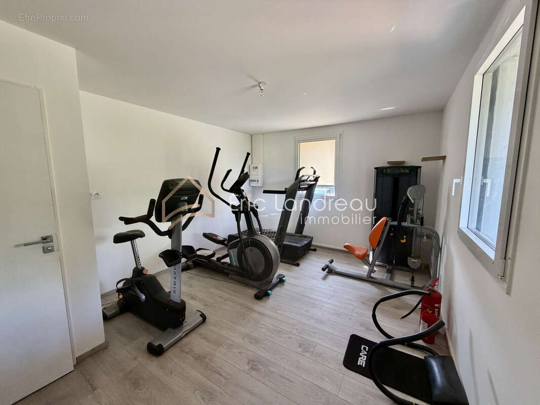 Vue exceptionnelle sur le plan d'eau et l'église   Propriété de 4 chambres au cœur de Talmont-Saint-Hilaire - photo 16