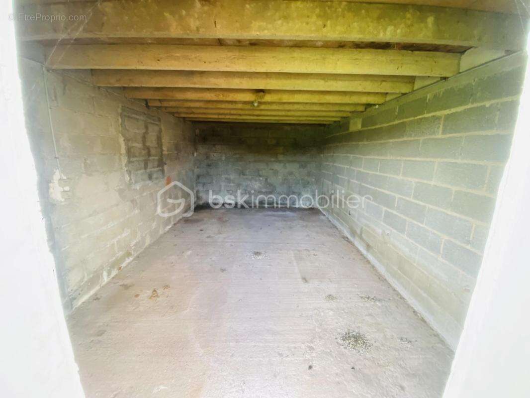 Terrain Constructible de 1050 M² avec 8 Garages ouverts et 3 Locaux Fermés d'environ 268 M²  (Plein Bourg) - photo 9