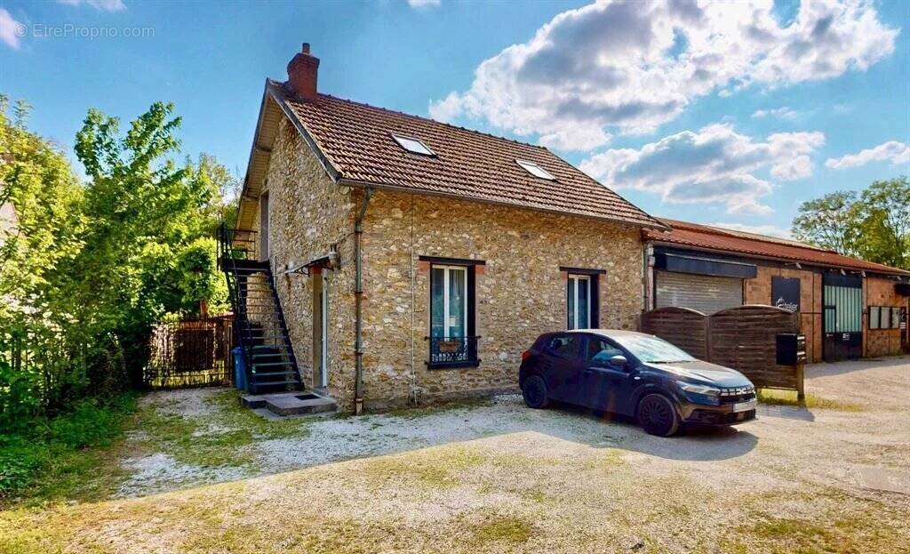 Maison à CLAIREFONTAINE-EN-YVELINES
