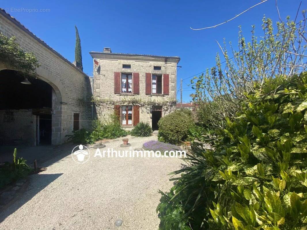 Maison à SAINT-GEORGES-DE-LONGUEPIERRE